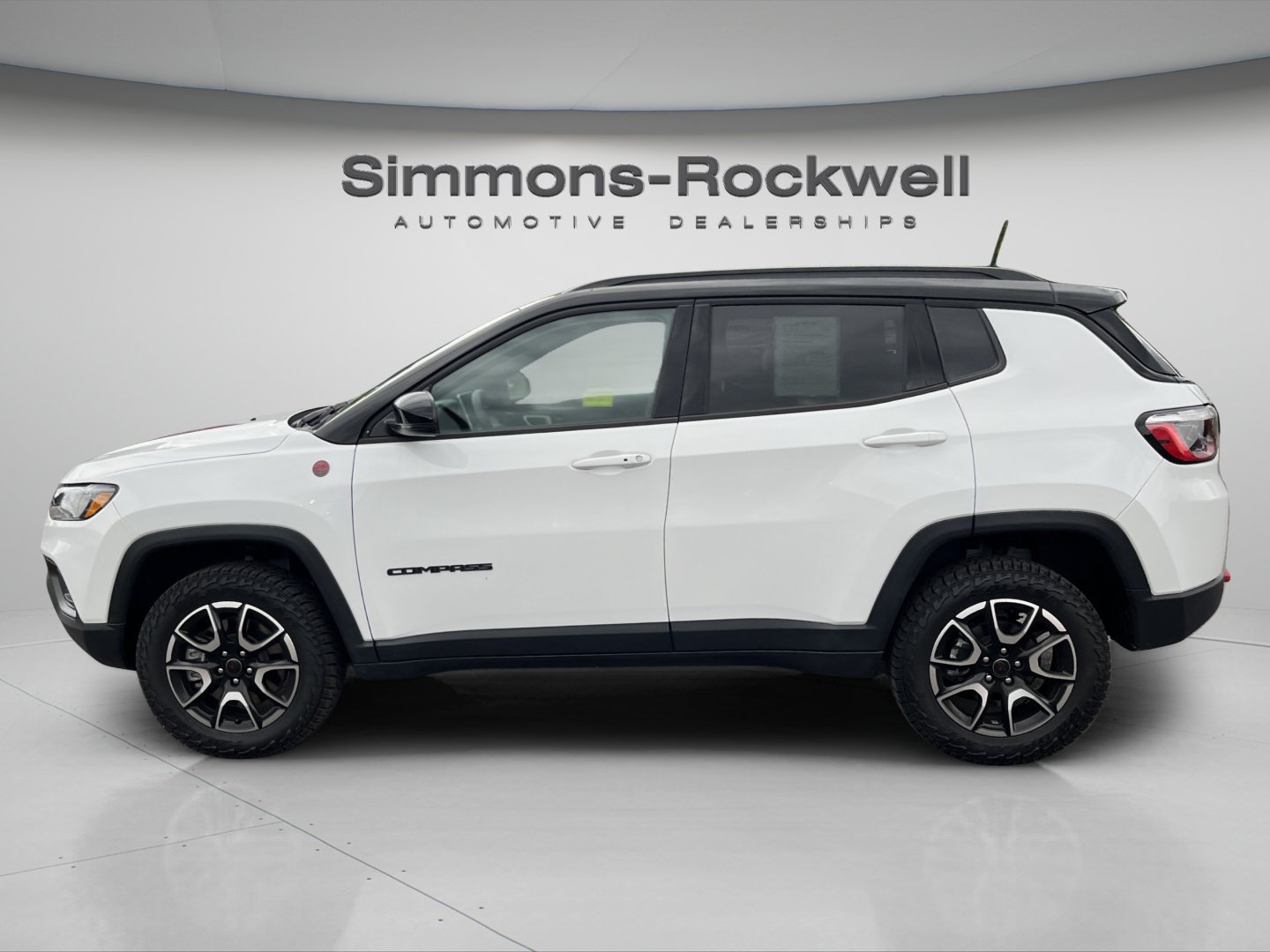 Used 2025 Jeep Compass Trailhawk AWD/4WD image 2