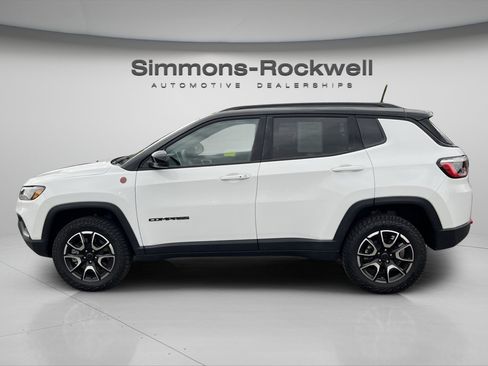 Used 2025 Jeep Compass Trailhawk AWD/4WD image 2