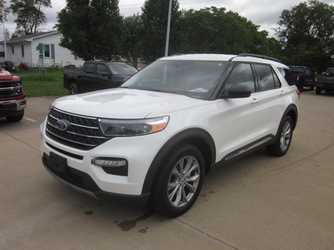 Used 2023 Ford Explorer XLT w/ Equipment Group 202A AWD/4WD image 3