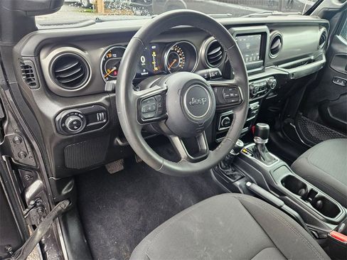 Certified 2023 Jeep Gladiator Willys image 13