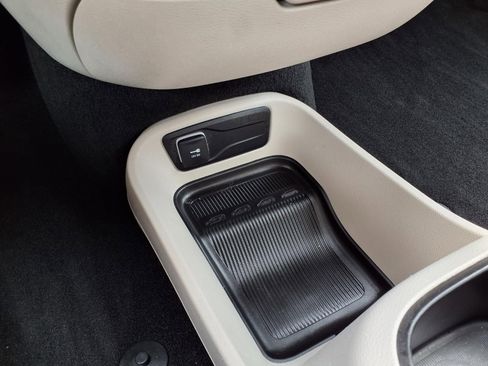 Used 2024 Chrysler Pacifica Touring-L image 12