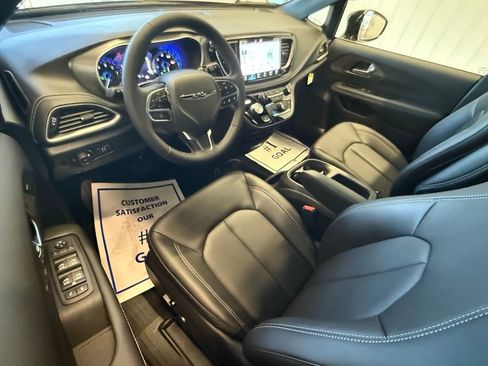 New 2026 Chrysler Pacifica Select FWD image 17