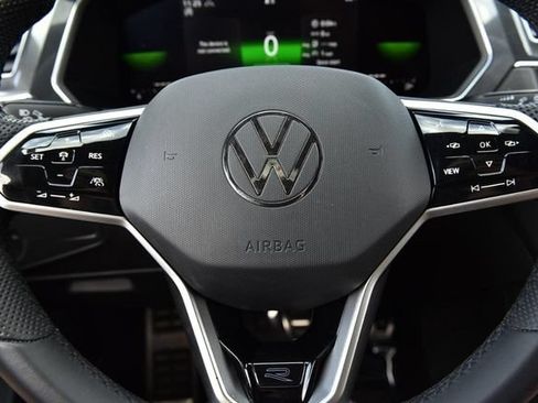 Certified 2022 Volkswagen Tiguan SE R-Line AWD/4WD image 19