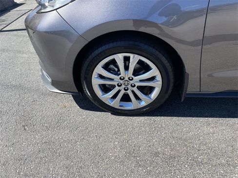 Certified 2023 Toyota Sienna Platinum image 9