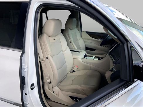 Used 2018 Cadillac Escalade Luxury AWD/4WD image 9