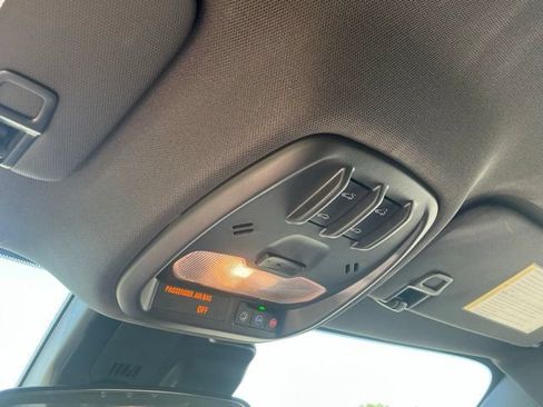 Used 2025 Chevrolet Trax RS w/ Sunroof Package FWD image 30