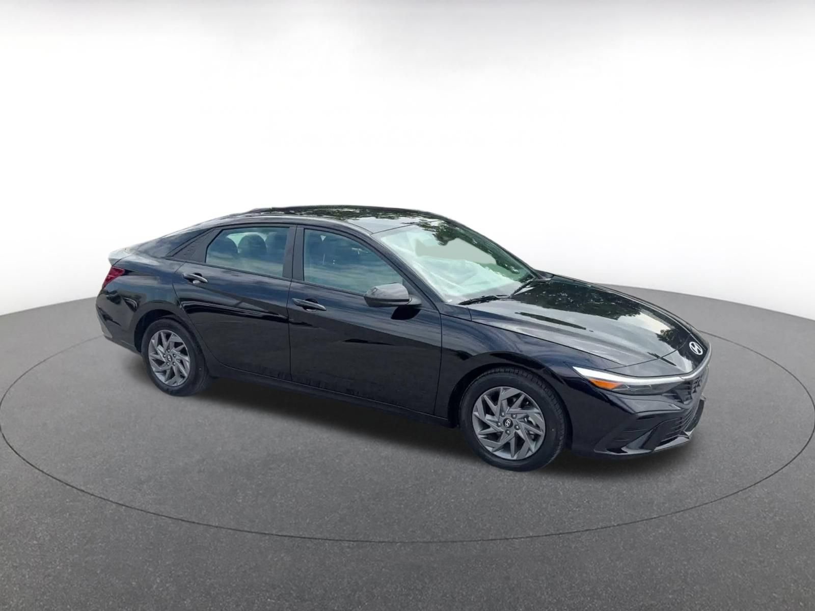 Used 2026 Hyundai Elantra Hybrid FWD image 2
