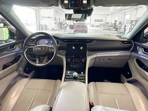 Used 2022 Jeep Grand Cherokee Overland w/ Luxury Tech Group IV AWD/4WD image 10
