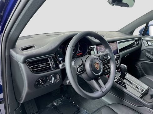 Certified 2025 Porsche Macan AWD/4WD image 4