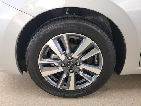 Used 2025 Nissan Versa SV FWD image 30