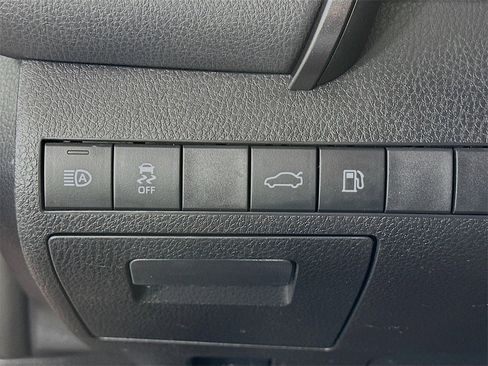 Used 2018 Toyota Camry XLE image 12