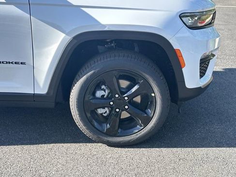New 2025 Jeep Grand Cherokee Limited w/ Black Appearance Package image 12