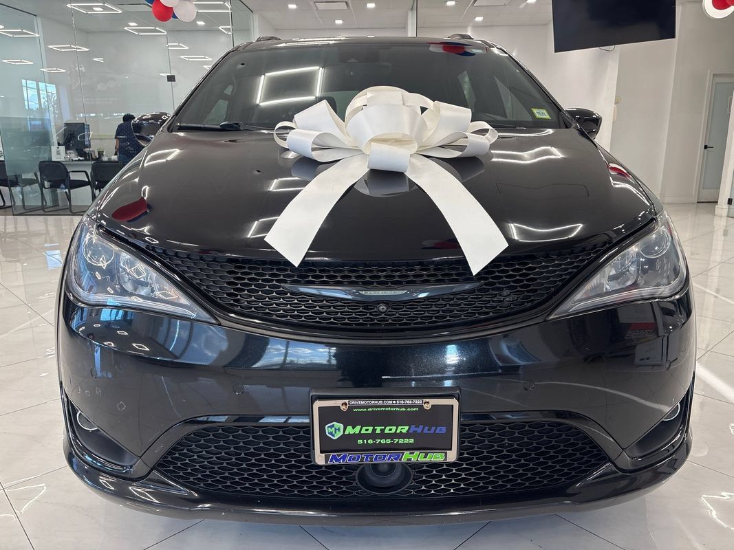 Used 2019 Chrysler Pacifica Touring-L Plus w/ Advanced Safetytec Group FWD image 2