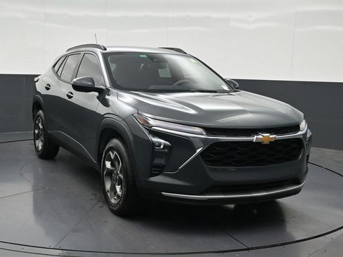 Used 2025 Chevrolet Trax LT FWD image 8