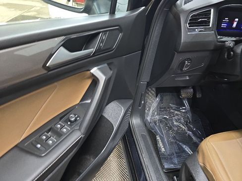 Used 2023 Volkswagen Tiguan SE AWD/4WD image 28