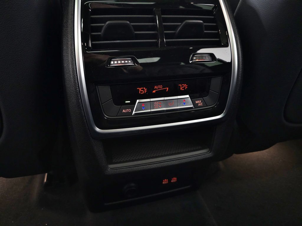 Used 2026 BMW X7 xDrive40i w/ M Sport Package AWD/4WD image 33