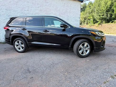 Used 2019 Toyota Highlander Limited FWD image 2