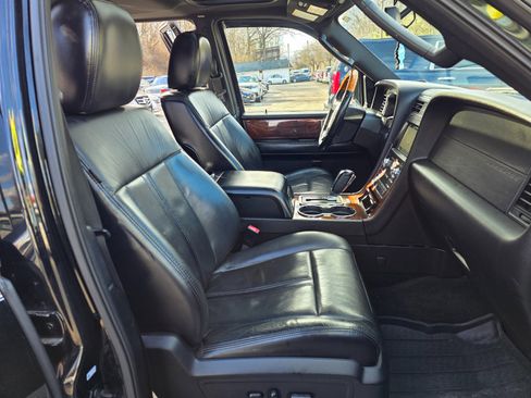 Used 2016 Lincoln Navigator Select image 15