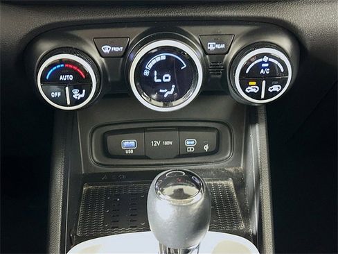 Used 2023 Hyundai Venue Limited image 17