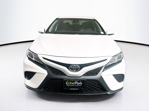 Used 2018 Toyota Camry SE FWD image 2