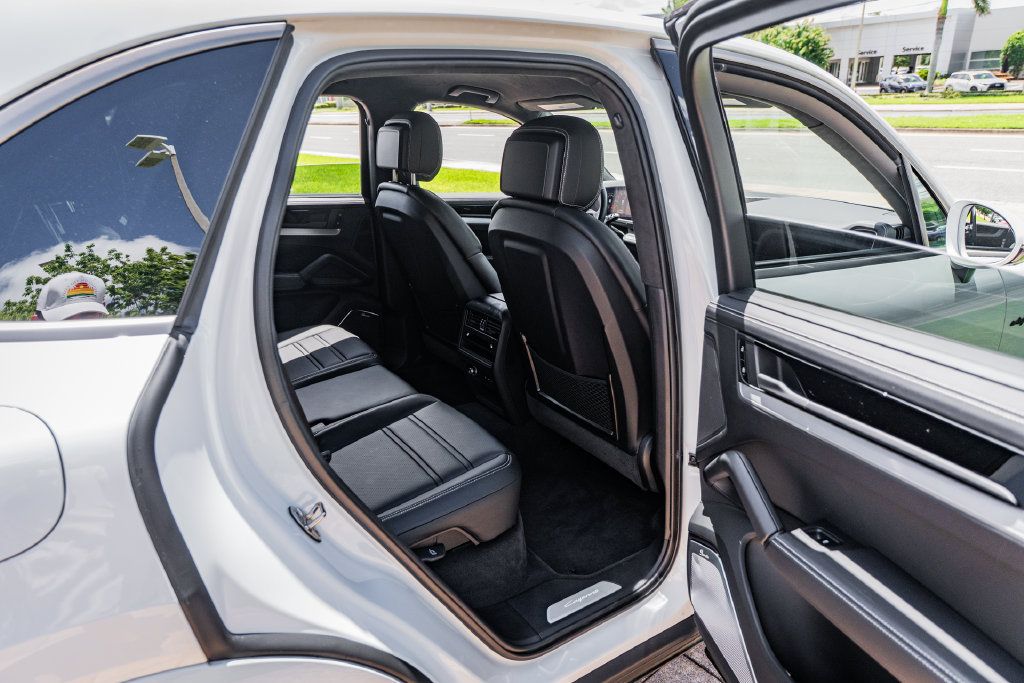 Used 2025 Porsche Cayenne Turbo AWD/4WD image 39
