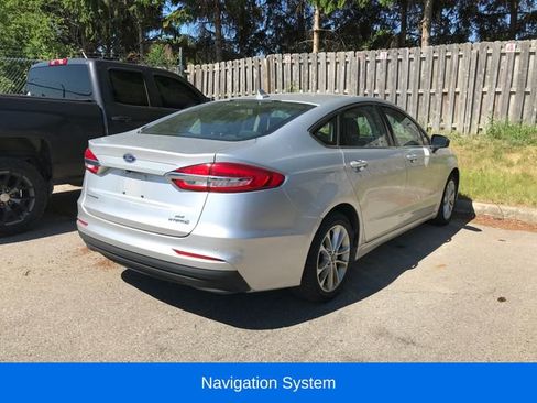 Used 2019 Ford Fusion SE FWD image 2