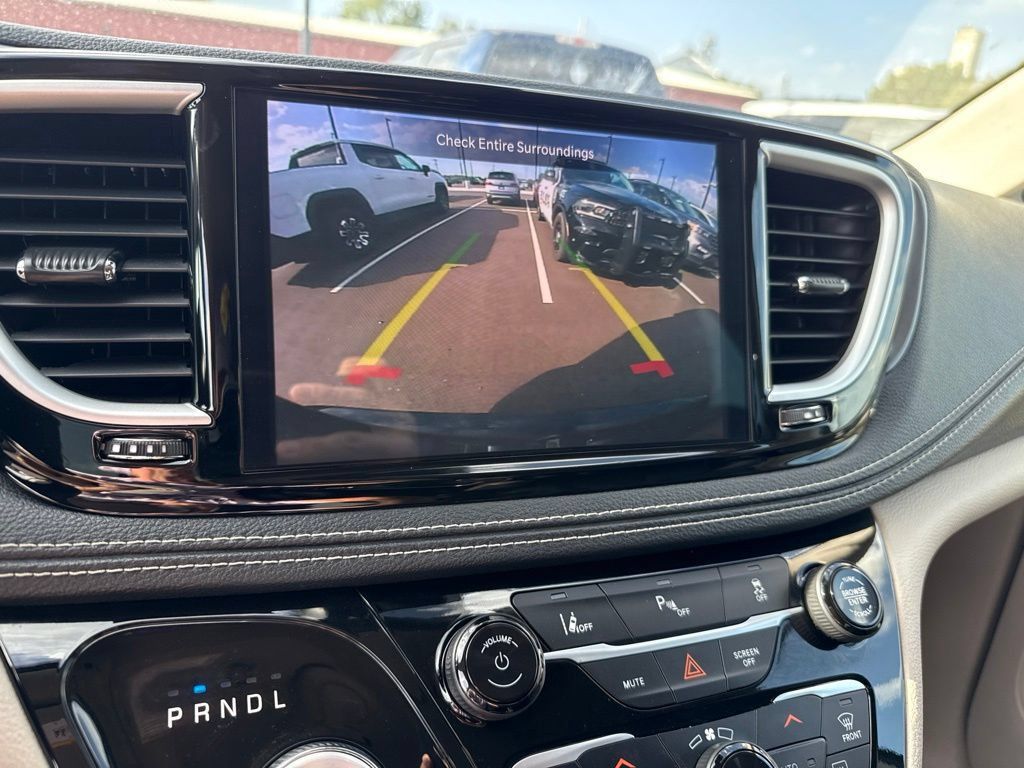 Used 2023 Chrysler Pacifica Touring-L FWD image 14