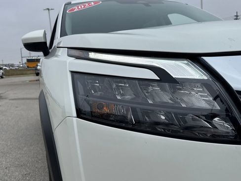 Used 2024 Nissan Pathfinder SV image 10