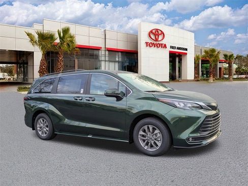 New 2026 Toyota Sienna XLE image 1