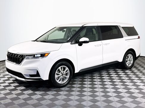 Used 2024 Kia Carnival LX image 4