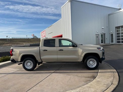 Used 2024 Chevrolet Colorado W/T image 2