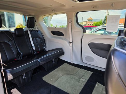 Used 2023 Chrysler Pacifica Limited FWD image 16