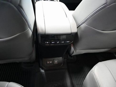 Used 2023 Toyota Highlander Limited image 28