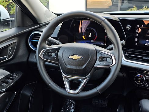 Used 2025 Chevrolet Trax LT w/ LT Convenience Package image 25