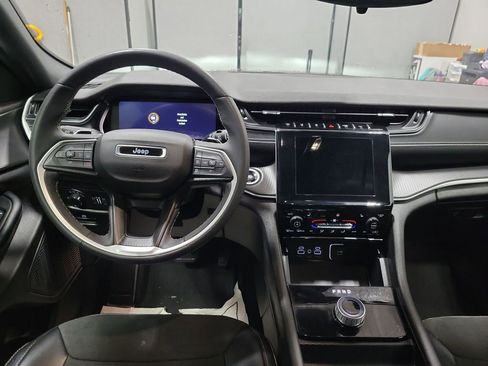 Used 2024 Jeep Grand Cherokee Altitude image 3