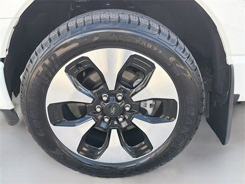 Used 2022 Ford F150 Lightning Platinum image 40