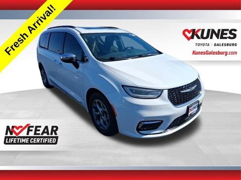 Used 2023 Chrysler Pacifica Limited image 1