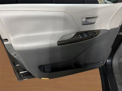 Used 2017 Toyota Sienna XLE image 10