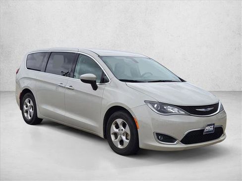 Used 2017 Chrysler Pacifica Touring Plus w/ Tire & Wheel Group FWD image 3