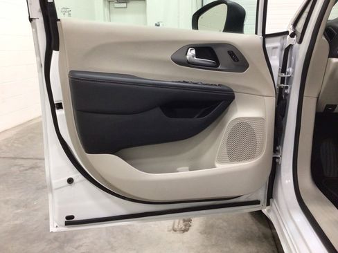 Used 2023 Chrysler Pacifica Touring-L FWD image 17