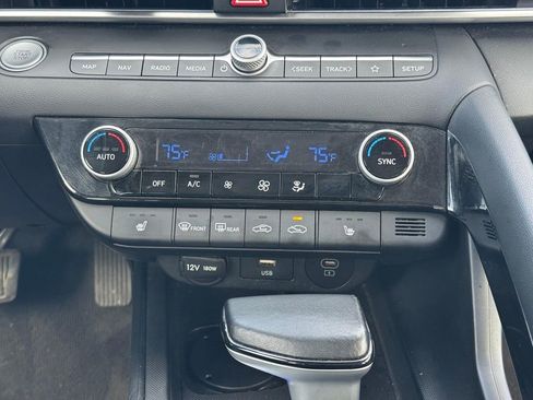 Used 2024 Hyundai Elantra Limited FWD image 16