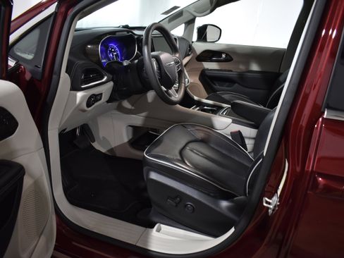 Used 2023 Chrysler Pacifica Limited w/ Trailer Tow Group image 11