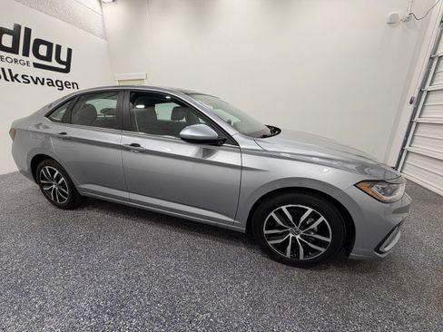 Used 2026 Volkswagen Jetta SE FWD image 8