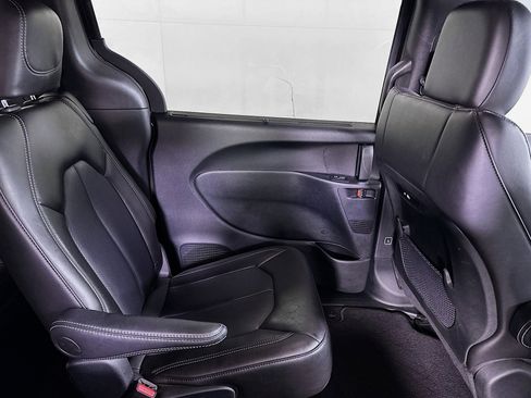 Used 2025 Chrysler Pacifica Select FWD image 31