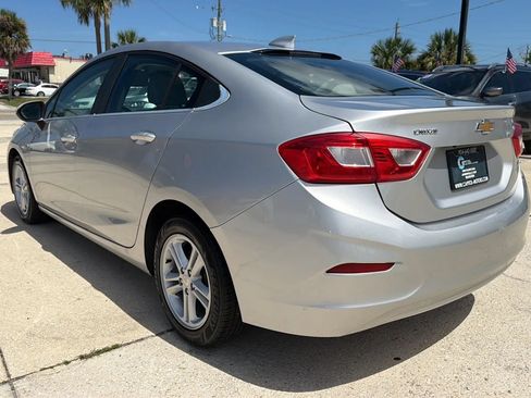 Used 2017 Chevrolet Cruze LT FWD image 3