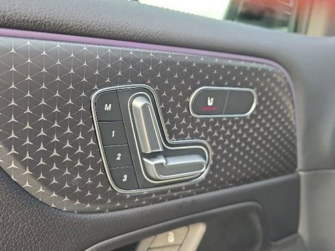 Used 2025 Mercedes-Benz GLB 250 image 24