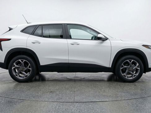 Used 2025 Chevrolet Trax LT image 11