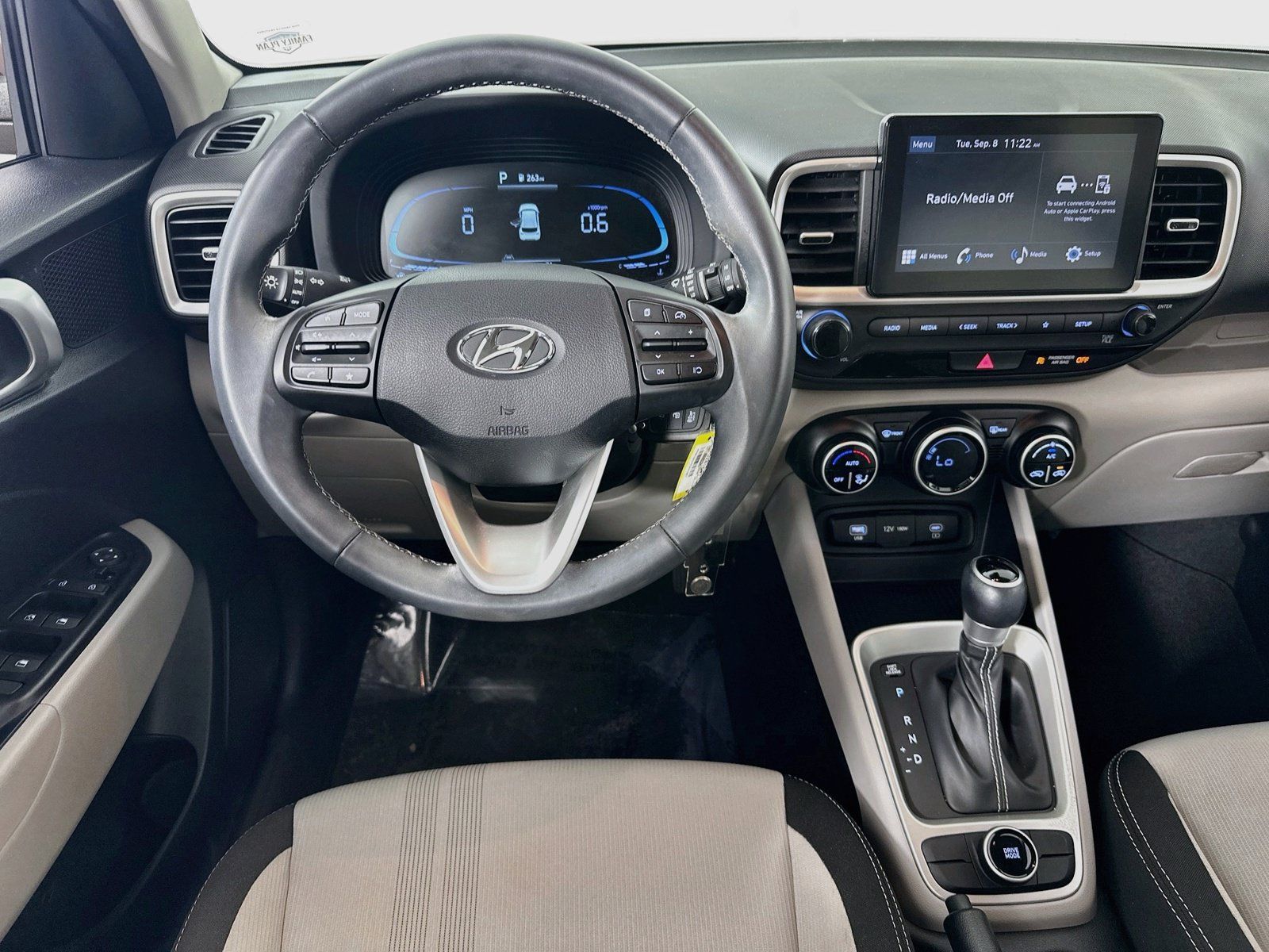 Used 2023 Hyundai Venue SEL FWD image 21
