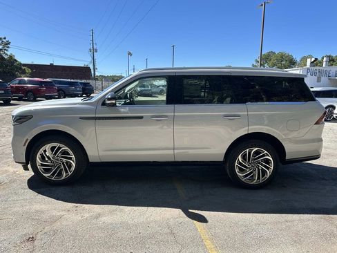 New 2025 Lincoln Navigator Reserve image 4