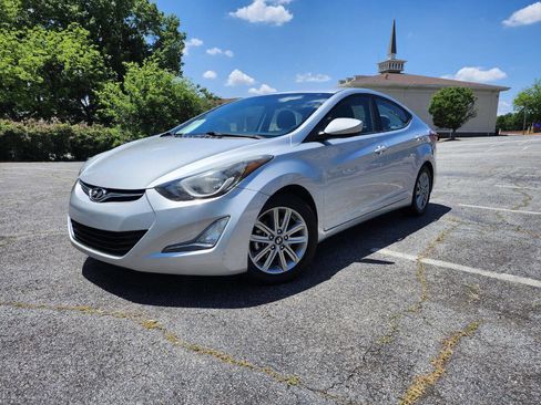 Used 2014 Hyundai Elantra SE w/ Option Group 02 FWD image 3